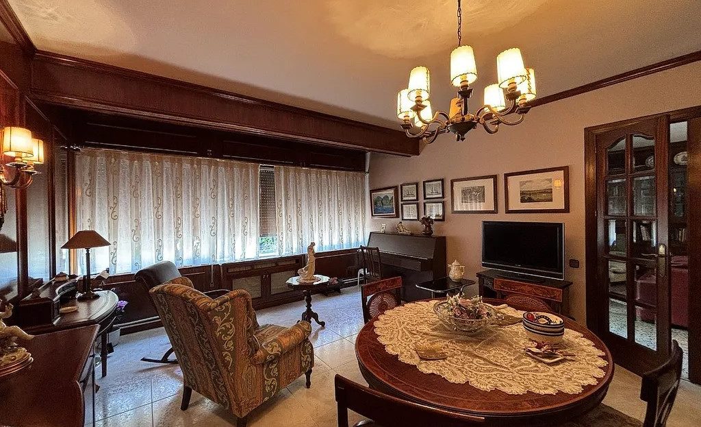 Столовая зона с панорамными окнами и классической мебелью