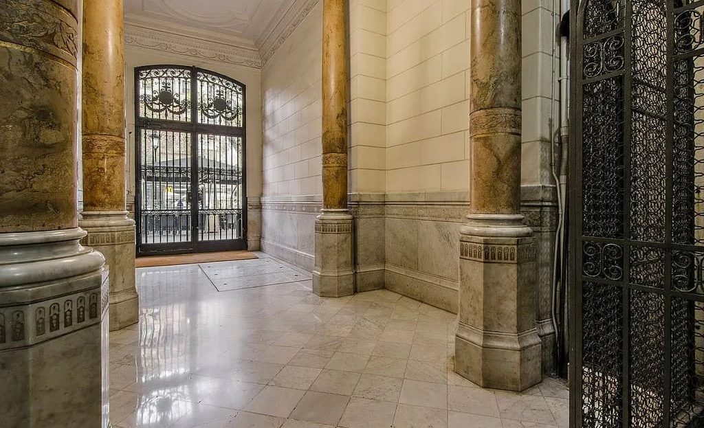 Вестибюль с лифтом в классическом здании начала XX века