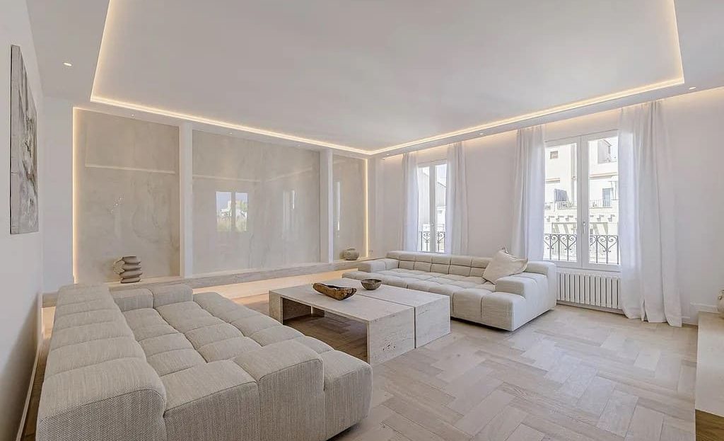 Светлая гостиная пентхауса с современным интерьером