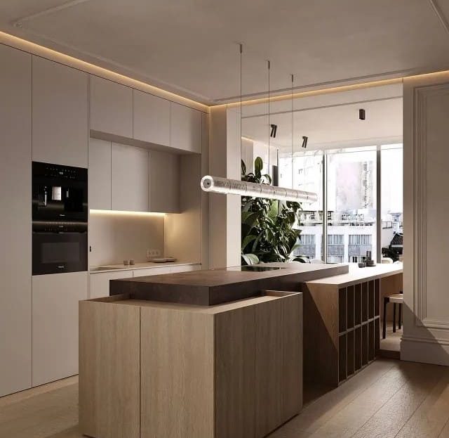 Кухня открытой планировки с дизайнерской мебелью и встроенной техникой