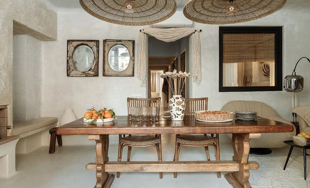 Обеденная зона пентхауса с натуральными материалами и декором
