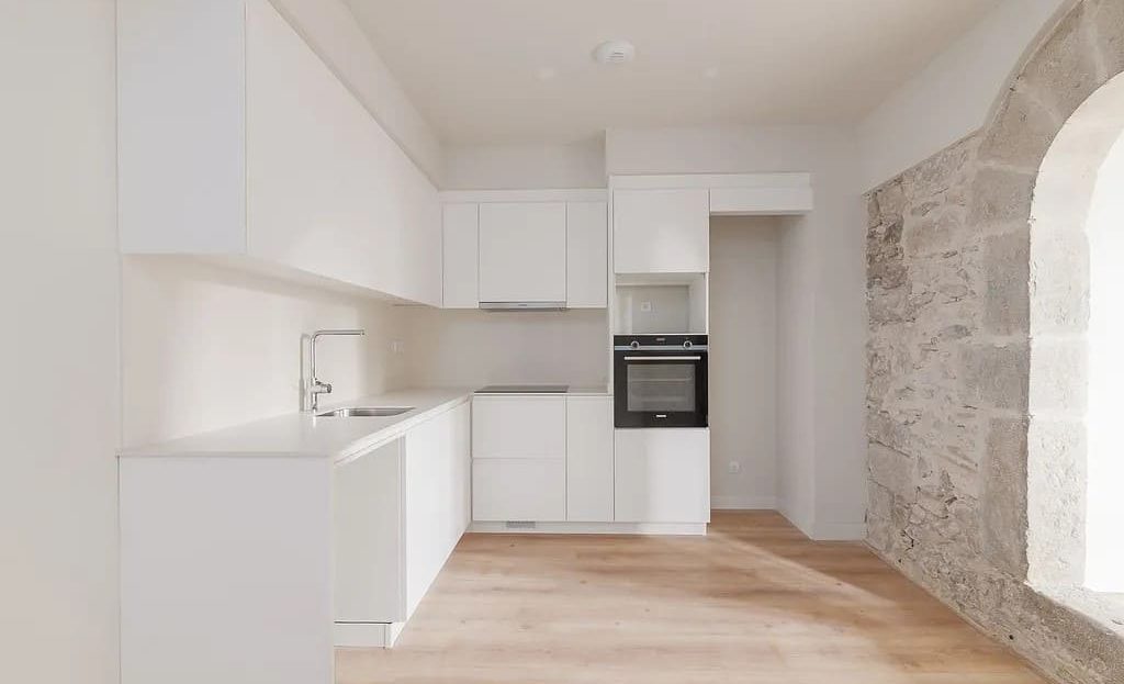 Светлая кухня с окнами и каменными элементами