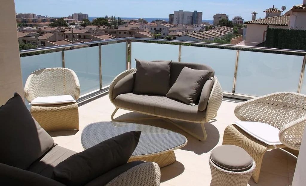 терраса с меблированной зоной отдыха и панорамным видом