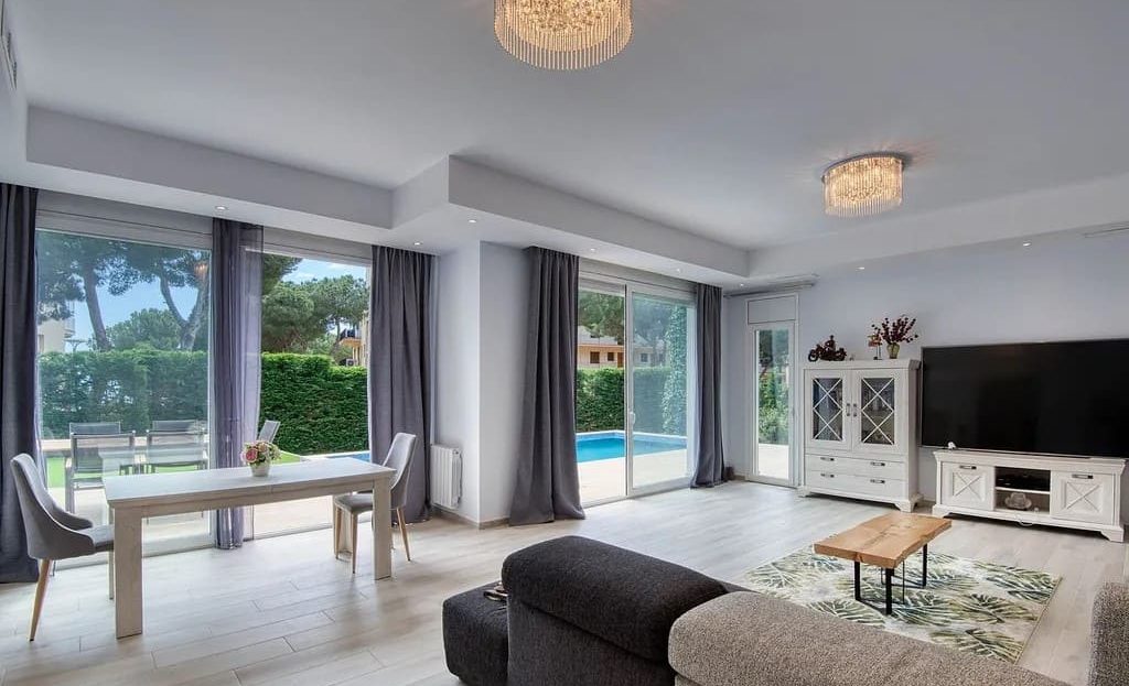 Светлая гостиная с выходом в сад и современным интерьером