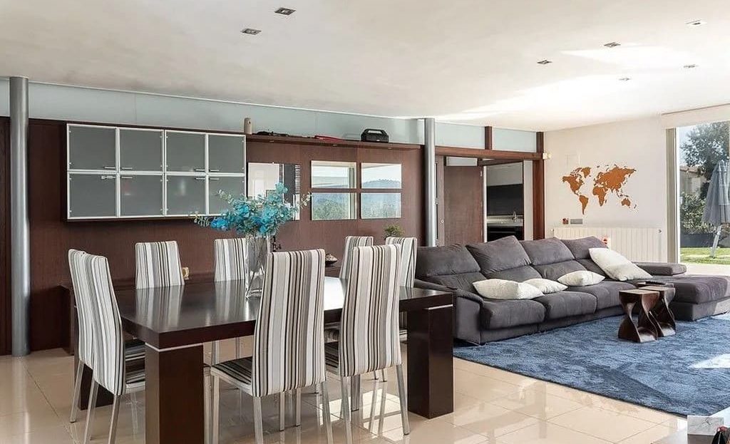 Светлая гостиная с панорамными окнами