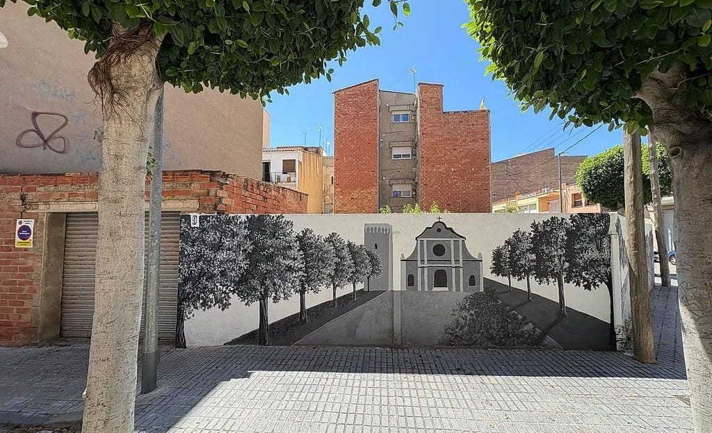 Панорамный вид мурала с деревьями и домами на стене участка