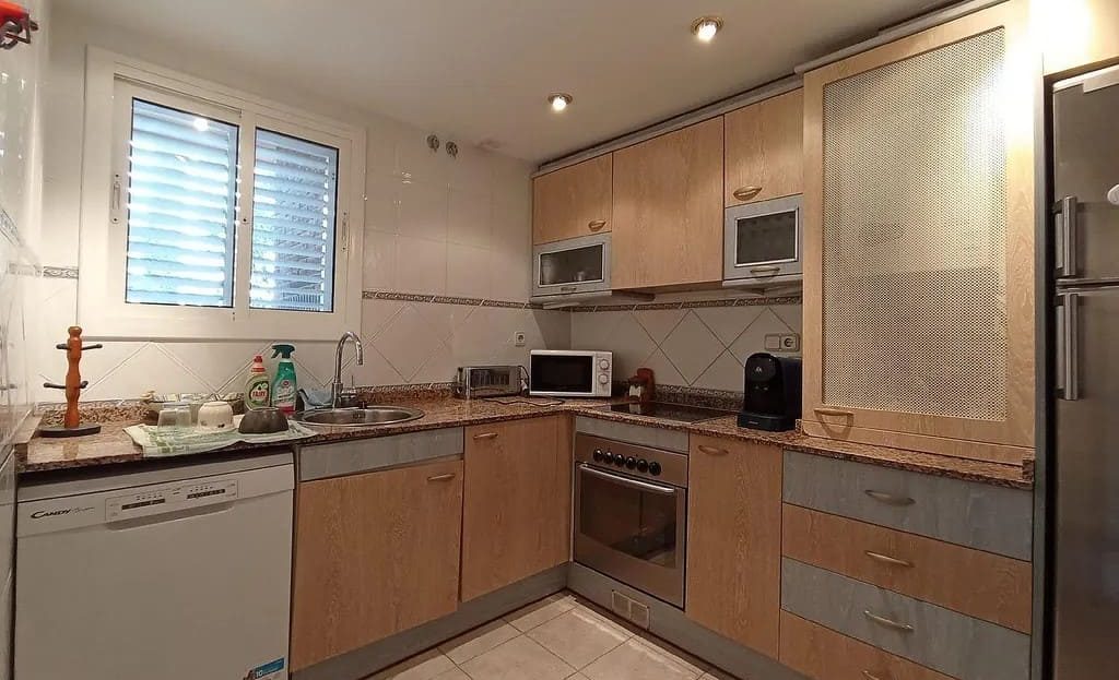 Полностью оборудованная кухня с встроенной техникой