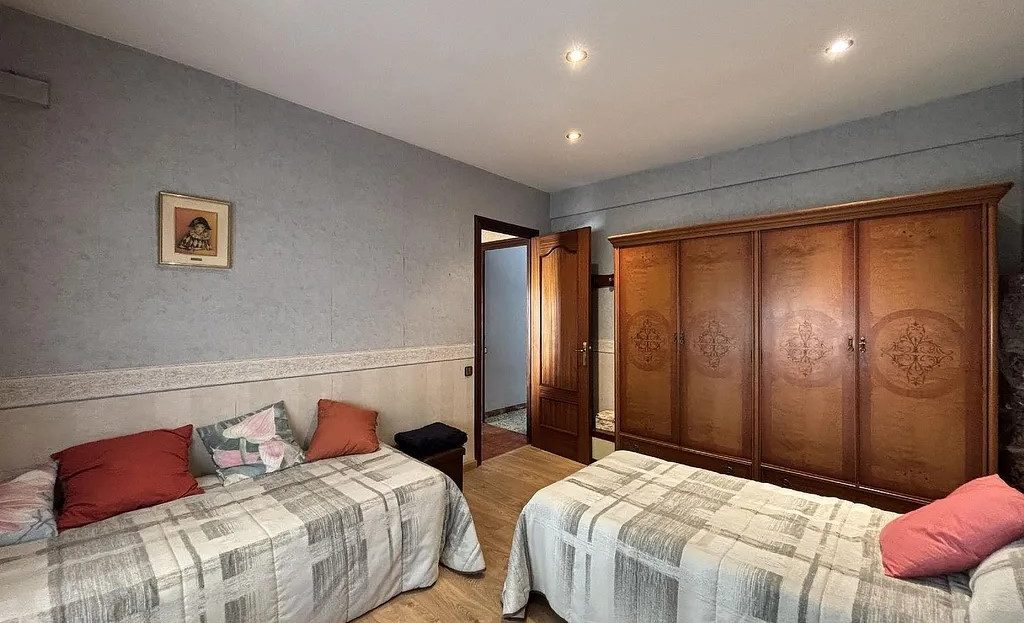 Спальня с двумя односпальными кроватями и встроенными шкафами