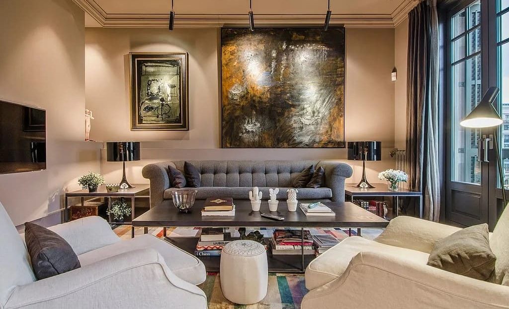 Просторная гостиная пентхауса с дизайнерским интерьером