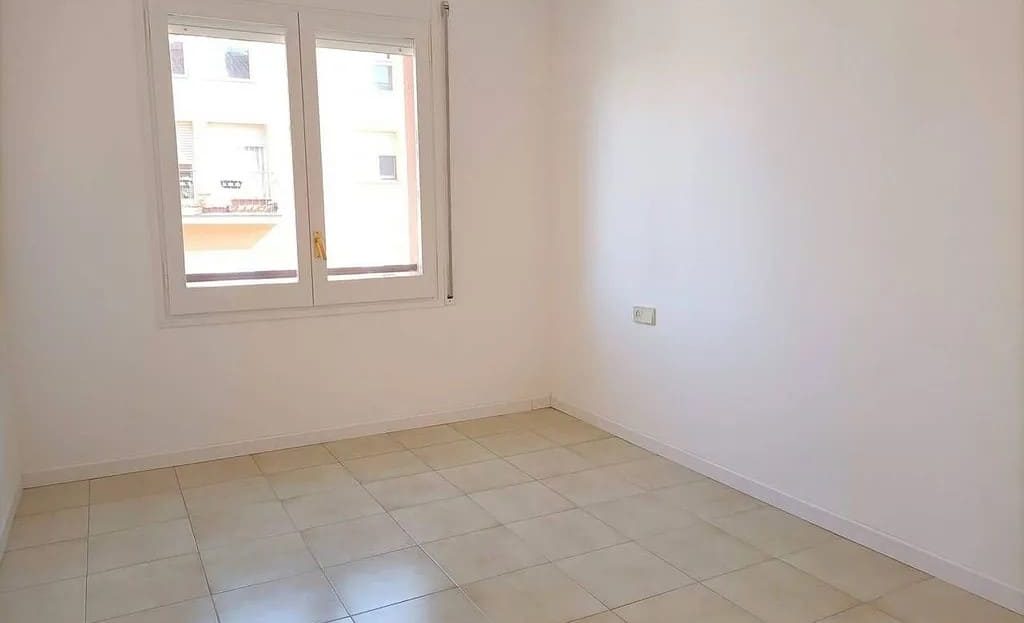 Спальня с окном и светлой отделкой.