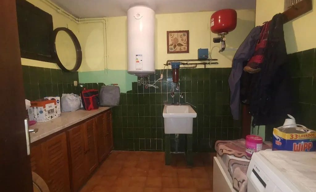 Подсобное помещение с рабочей зоной и техникой