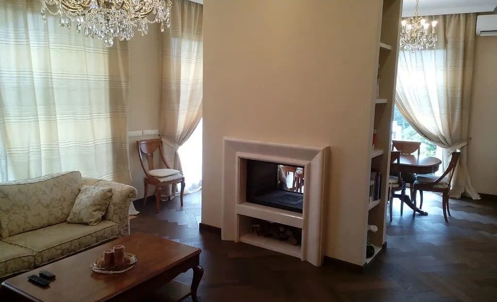 Гостиная с камином и мягкой мебелью