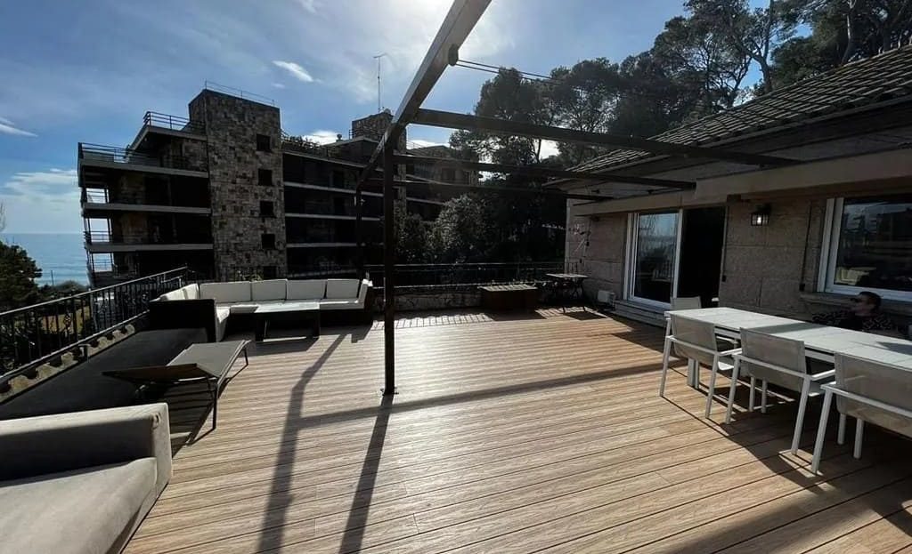 Большая солнечная терраса с зоной отдыха