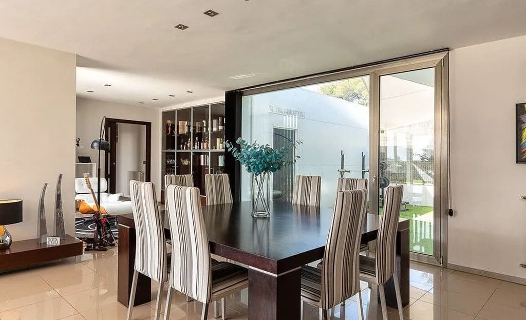 Столовая зона с выходом в сад