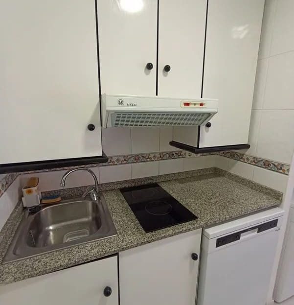 Небольшая оборудованная кухня студии