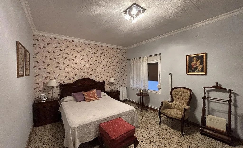 Спальня с двуспальной кроватью и классическим интерьером