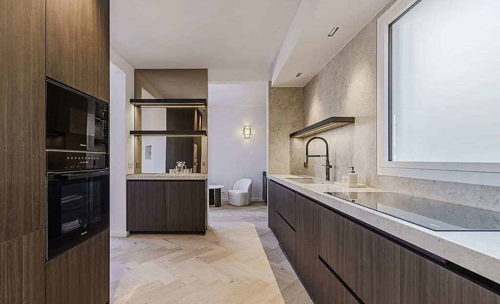 Современная кухня пентхауса с дизайнерской отделкой