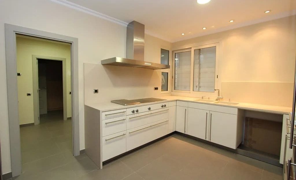 Кухня пентхауса с обеденной зоной и функциональной планировкой