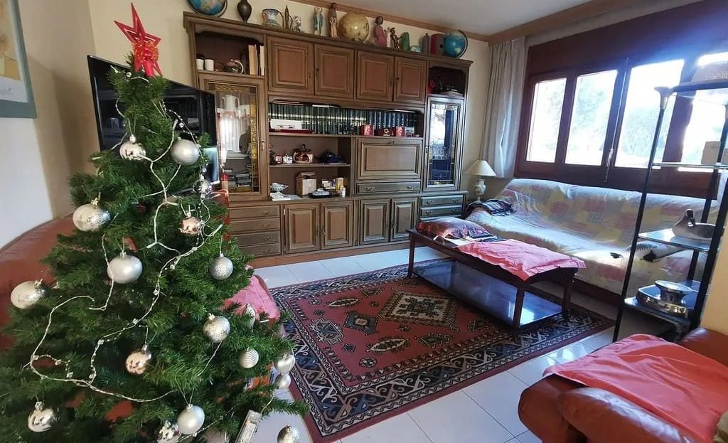 Гостиная с мебелью и большими окнами, объединённая с кухонной зоной