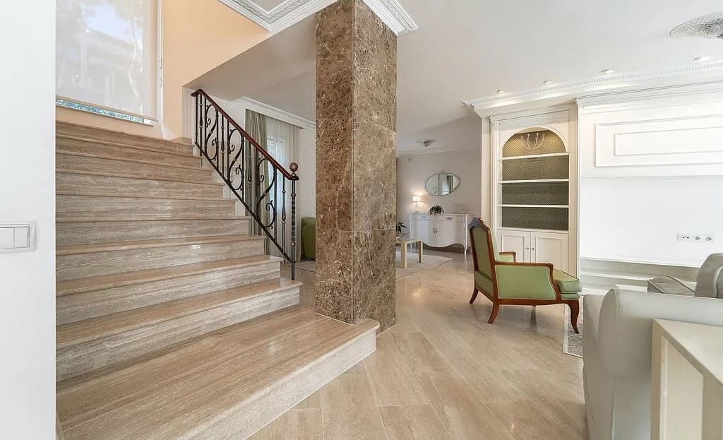 Мраморная лестница и холл на первом этаже виллы