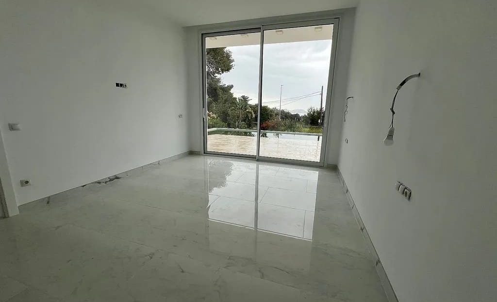 Светлая спальня с большим окном и видом на зелень