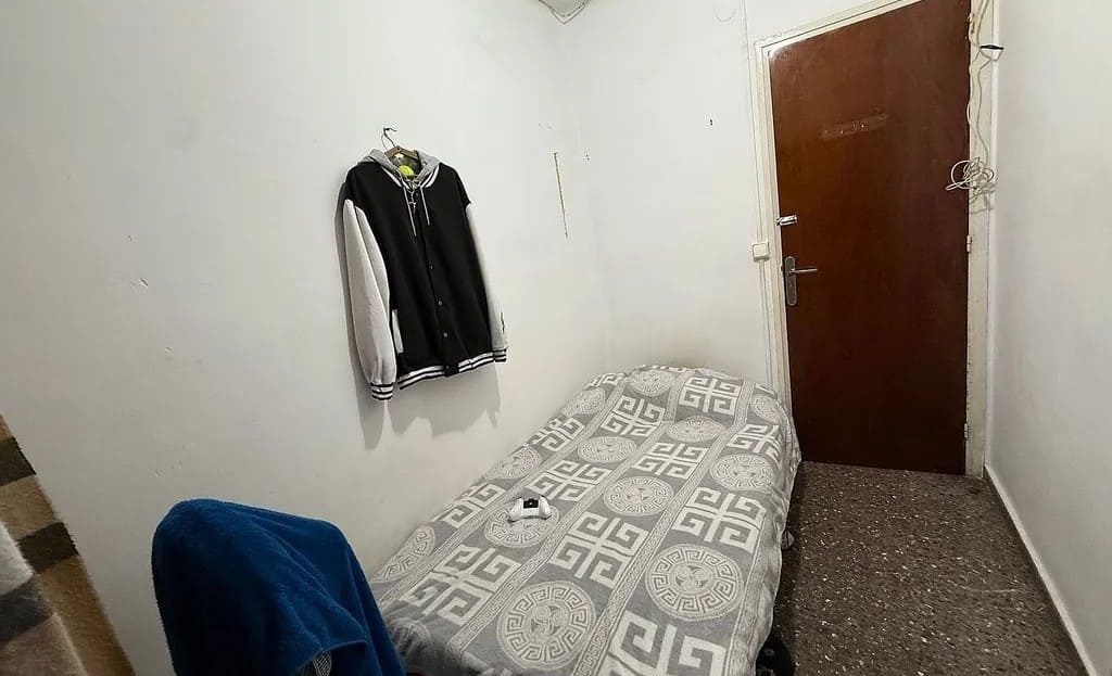 Односпальная спальня с кроватью и шкафом