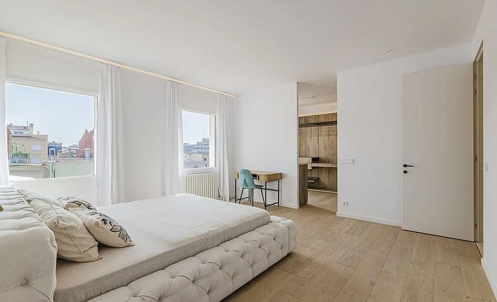 Спальня пентхауса с естественным освещением и видом на город