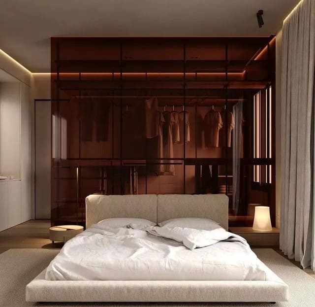 Главная спальня пентхауса с гардеробной зоной