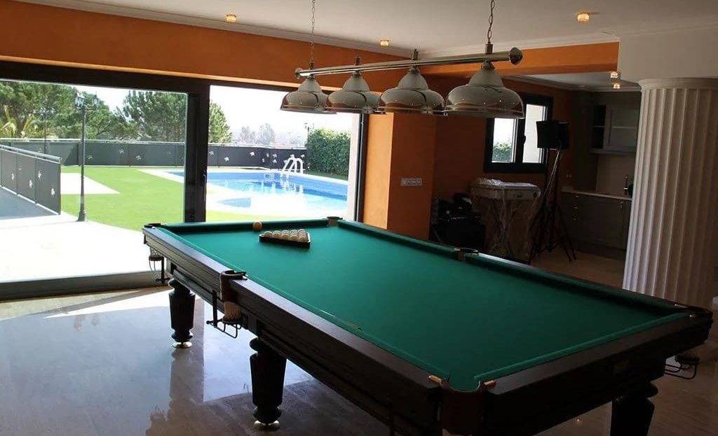 игровая комната с бильярдным столом