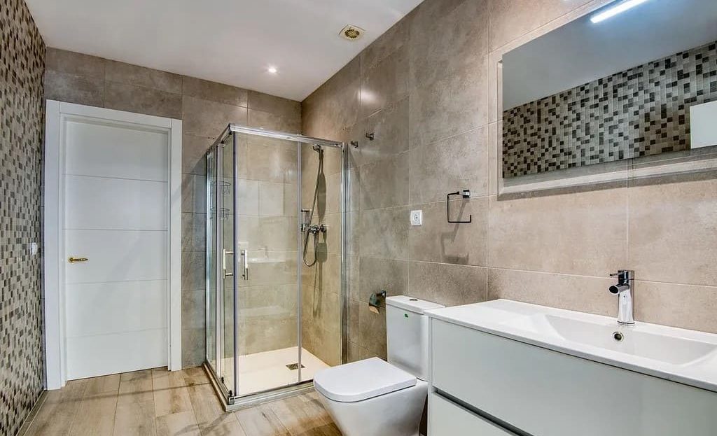 Ванная комната с душевой кабиной и современным оборудованием