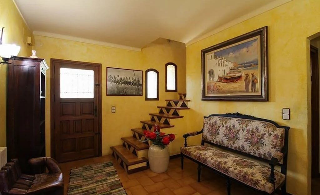 Прихожая виллы с декоративным интерьером.