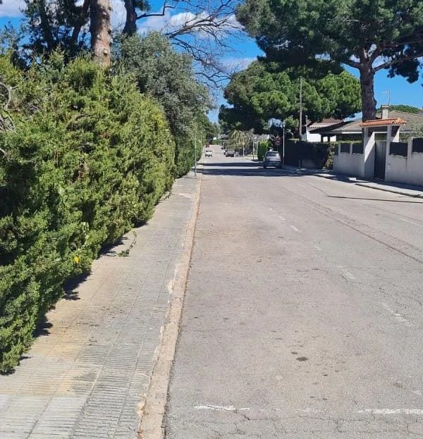 Подъездная дорога к участку, спокойный жилой район