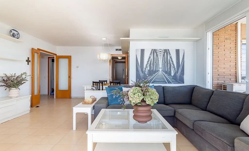 Светлая гостиная с выходом на террасу