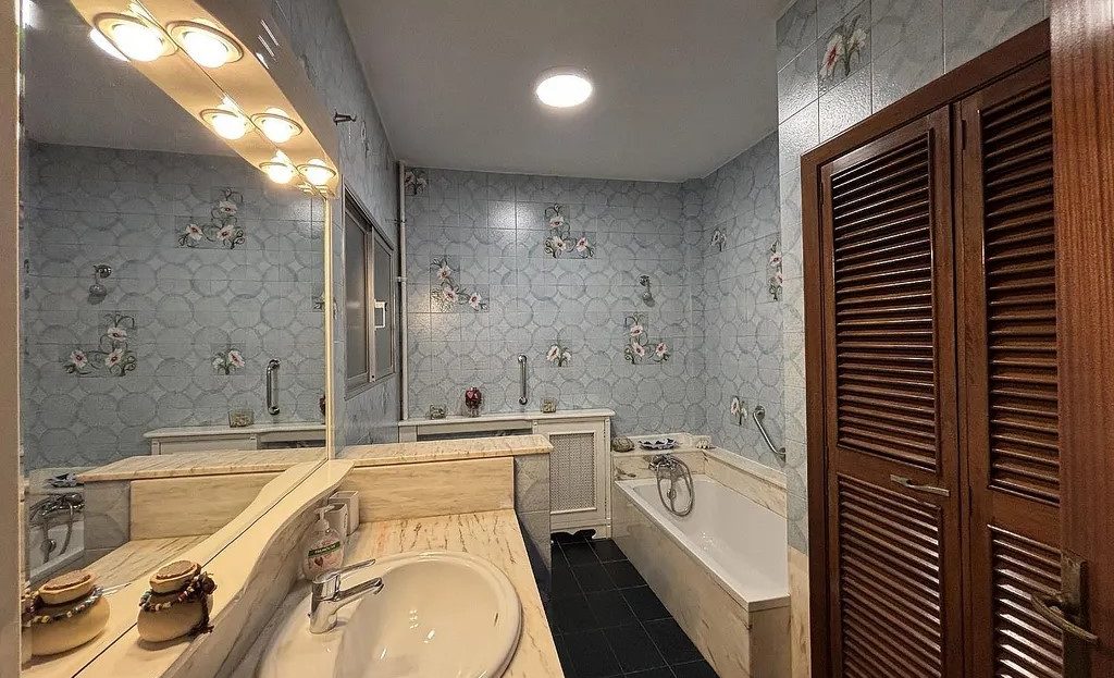 Ванная комната с ванной, двойной раковиной и зеркалом