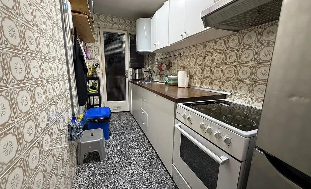 Отдельная кухня с бытовой техникой и рабочей зоной