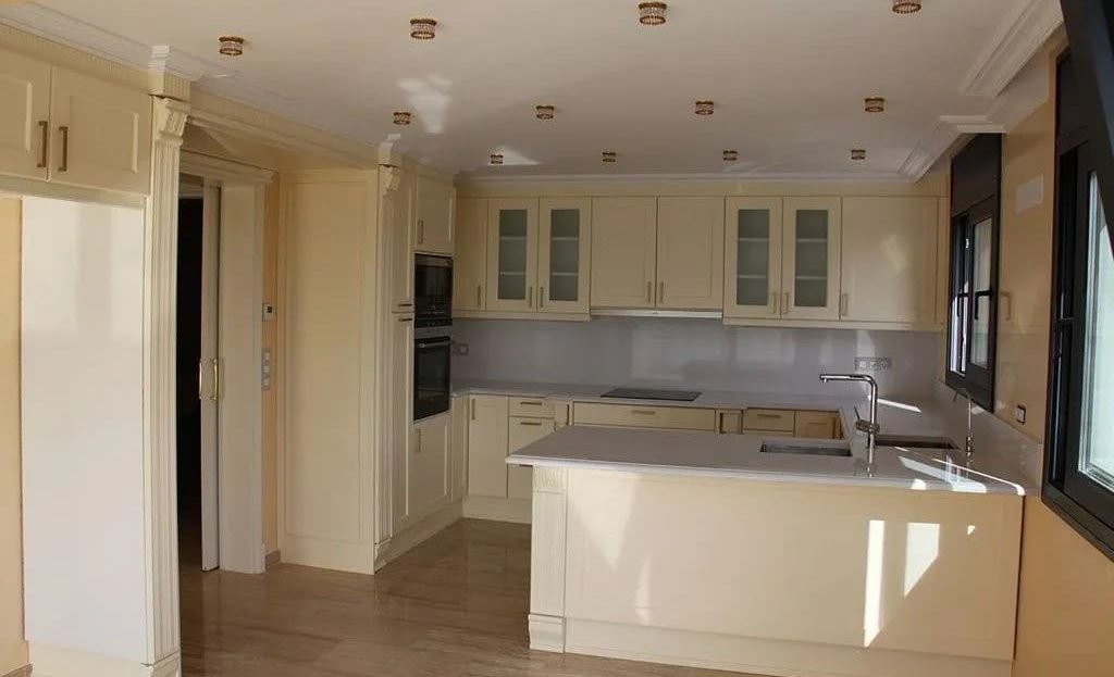 современная кухня открытой планировки