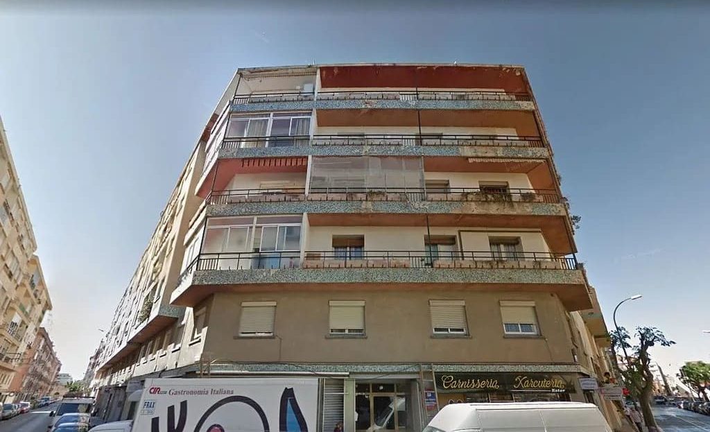 Фасад жилого здания на углу улицы Мас Пеллисер, Реус