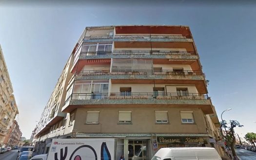 Фасад жилого здания на углу улицы Мас Пеллисер, Реус