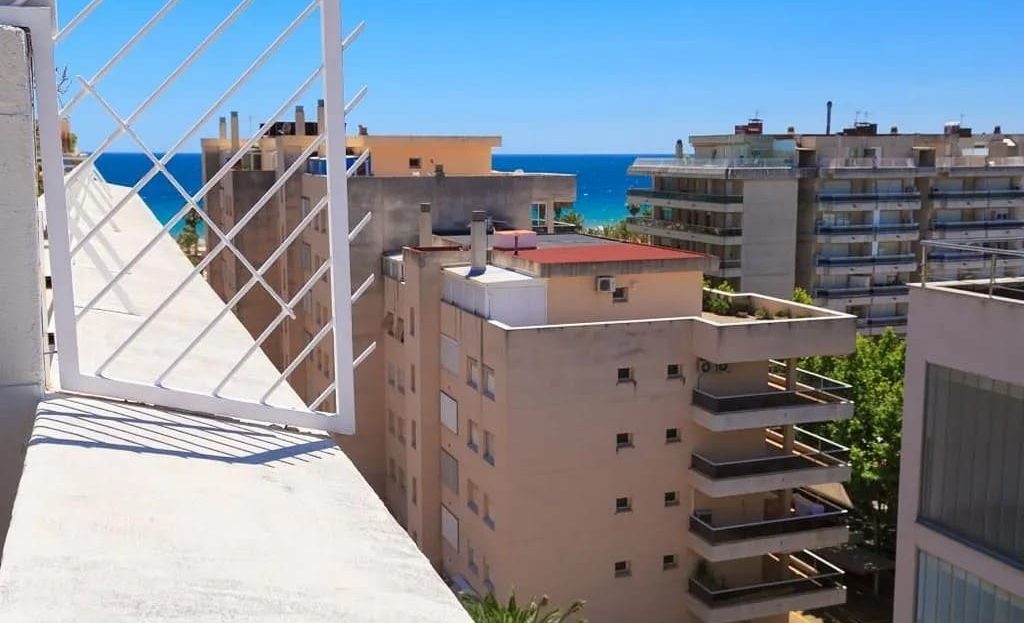 Вид с террасы пентхауса на город и море в центре Салоу.