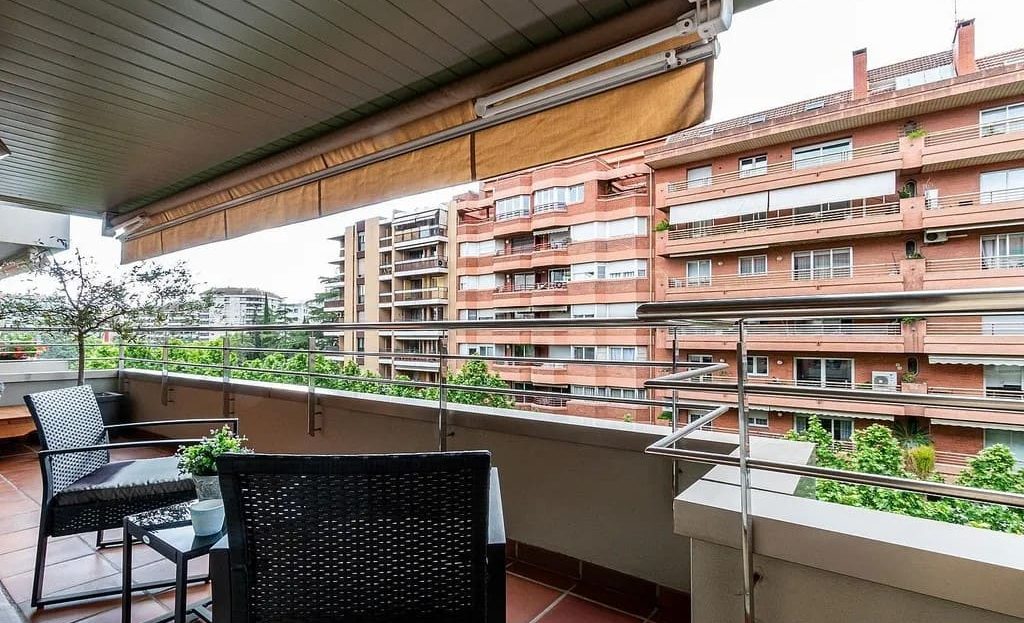 Терраса квартиры с видом на жилой район и соседние здания