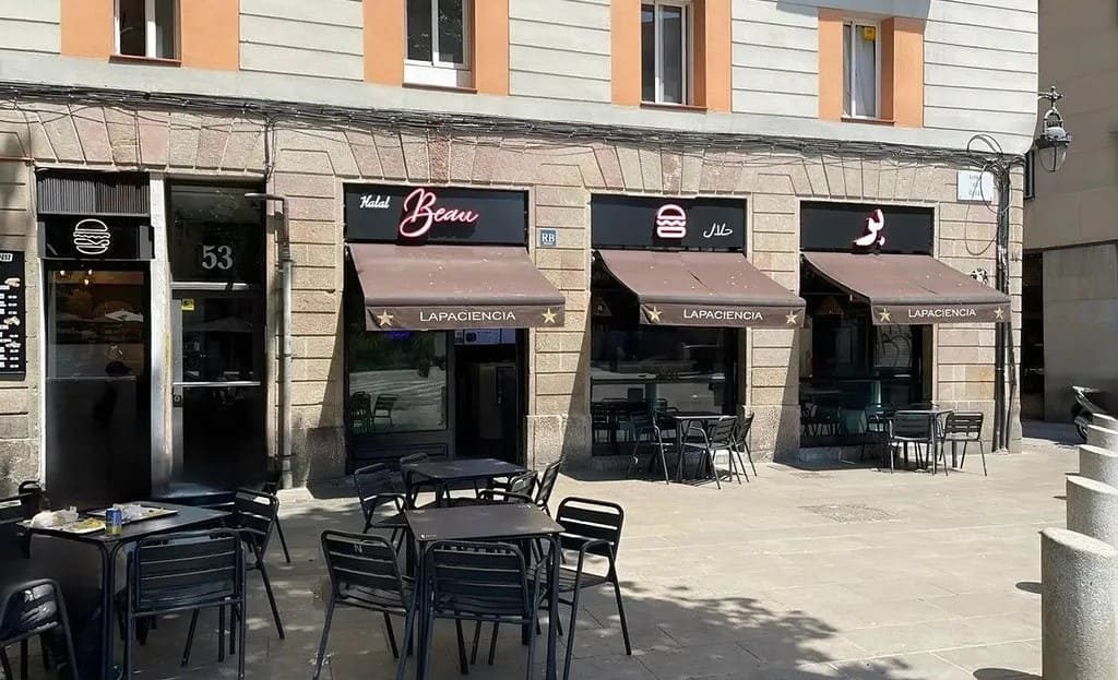 Угловое коммерческое помещение на Рамбла-дель-Раваль с террасой и посадочными столами на улице.