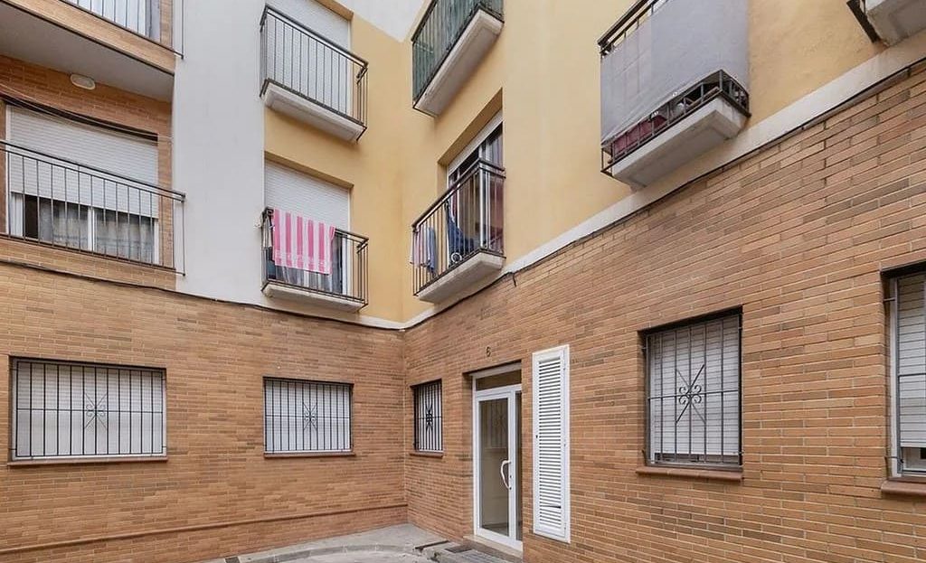 Внутренний двор жилого дома с фасадами из кирпича.