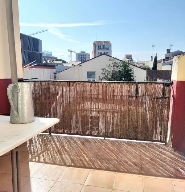 Уютная терраса пентхауса с видом на исторический центр Сабаделя