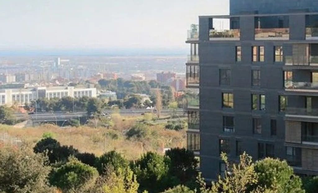 Современное жилое здание с видом на зеленую зону и окрестности Барселоны