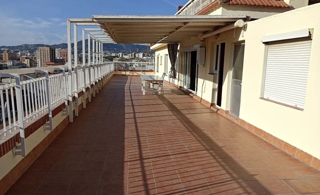 Панорамная терраса пентхауса с навесом и видом на район Plaza Europa