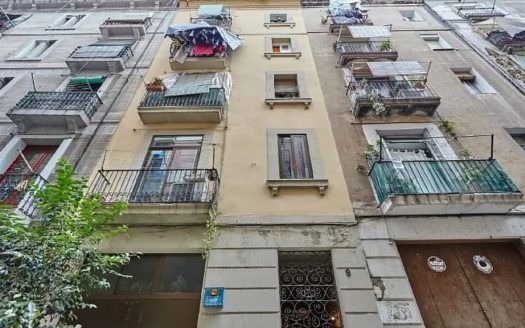 Фасад жилого дома в районе Эль-Раваль, Барселона