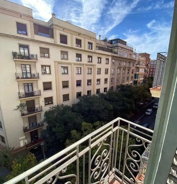 Вид с балкона на жилой квартал в районе La Sagrada Família