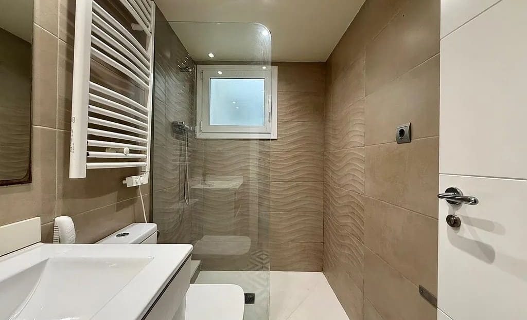 Кухня с обеденной зоной и панорамными окнами