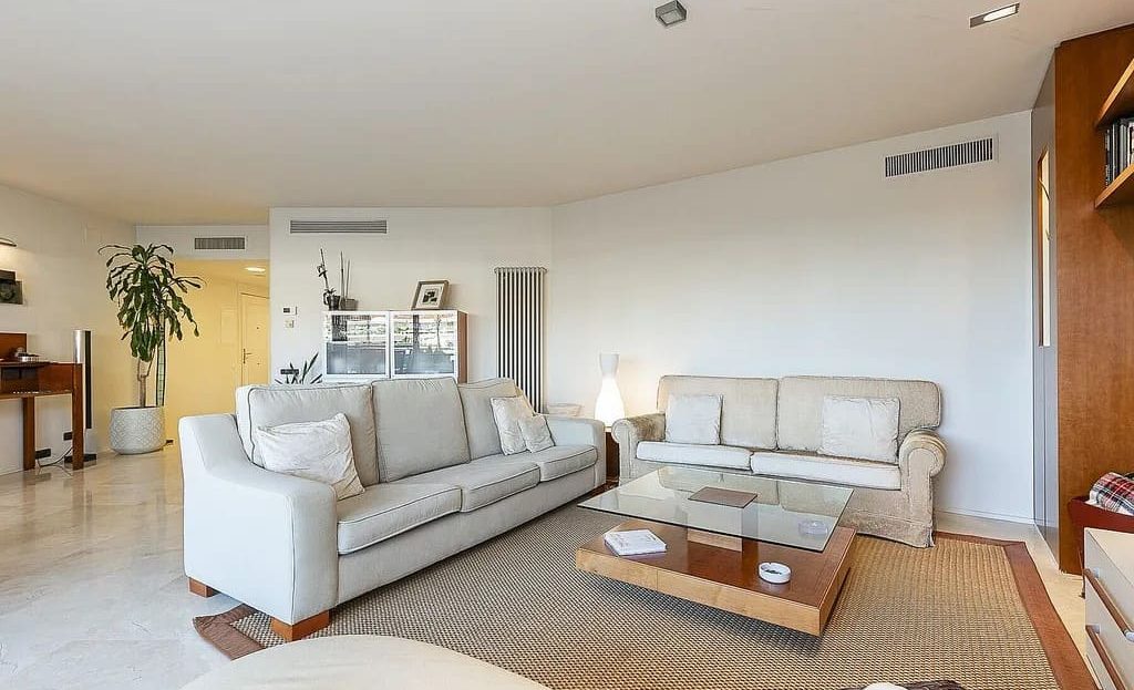 Просторная гостиная зона в современном стиле