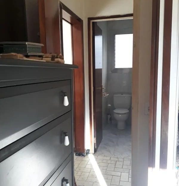 Коридор с видом на ванную комнату и дверь.